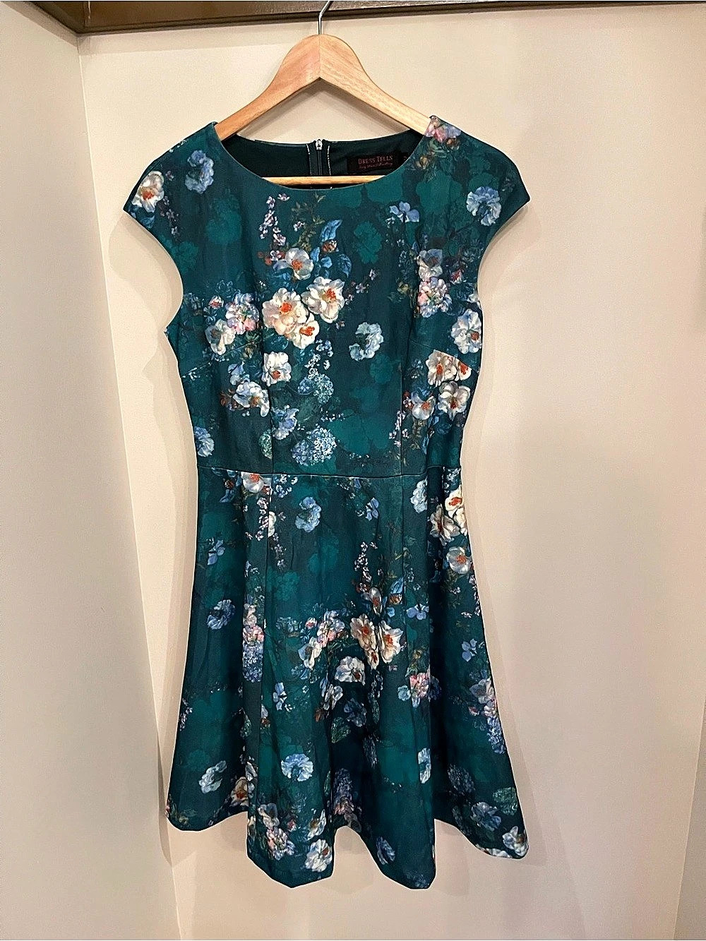 Dress Tells Floral Dress in Green & Multicolor